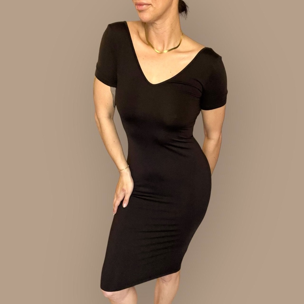 Size 6 bodycon black midi dress. Never worn. #black #dress #spring #bodycon